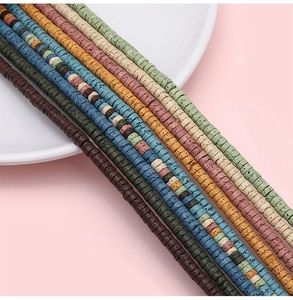 Makroaufnahme bunter Vulkanstein-Zwischenperlen für DIY-Schmuck und Armbänder