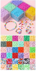 Detailopname van 36 kleuren DIY glaskraaltjes set in acryldoos met handgemaakte sieraden
