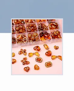 Vue macro de perles en acrylique ambre vintage avec bordure dorée en forme de cœur et papillon