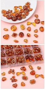 Détails macro de perles en acrylique ambre et nœuds dorés pour la création de bijoux DIY