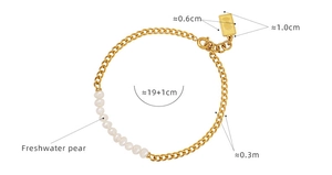 Gedetailleerd beeld van de 19 cm titanium armband met zoetwaterparels en koningin hanger