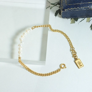 Britse stijl parelarmband met gouden koningin medaillon en stalen ketting