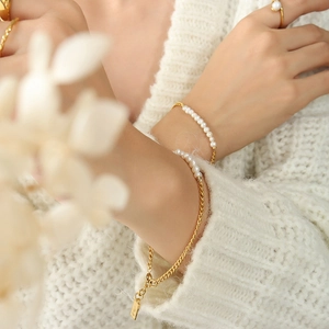 Elegante gouden titanium stalen armband met natuurlijke parels en queen tag voor vrouwen