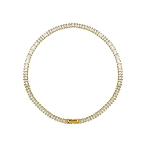 Elegante collana tennis dorata con zirconi rettangolari su uno sfondo bianco puro