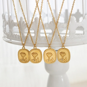Französische Vintage-Halskette mit Rosenrelief in Gold und Zirkon auf weißem Metallständer