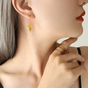 Orecchini A Cerchio Con Ciondolo A Cuore Acciaio Al Titanio Placcato Oro 18K Stile Ins Gioielli Eleganti