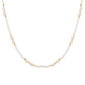 Elegante collana con perle d'acqua dolce e dettagli dorati su sfondo bianco