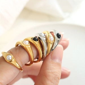 Minimalistisches Edelstahl-Ring-Set mit Gold- und Silberfinish und Glasperlen