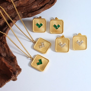 Vintage gouden sieradenset met vierkante smaragd- en zirkoonhart-hangers
