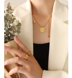 Dettaglio della collana placcata oro 18 carati con ciondolo Good Luck e stella su modella