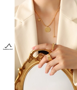 Dettaglio della collana in acciaio placcato oro 18k con ciondolo Good Luck e stella