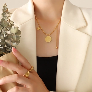 Collana di perle placcata oro 18k con ciondoli stella e Good Luck indossata