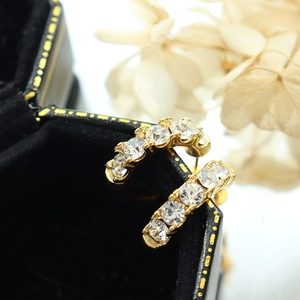 Boucles d'oreilles demi-cercles plaquées or avec zircons blancs dans un écrin en velours