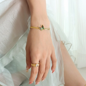 Elegantes Set aus goldener Schmetterlingskette und Ring mit ovalem Edelstein