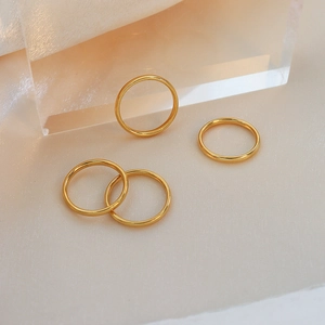 Set di quattro anelli minimalisti in acciaio inossidabile placcato oro 18 carati