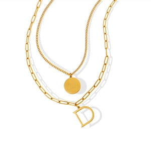Collar de doble capa chapado en oro 18K con colgante letra D y moneda Good Luck