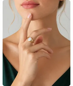 Anello placcato oro stile francese con pietra di conchiglia bianca indossato da modella