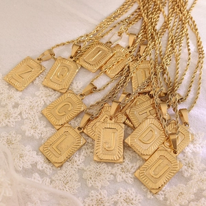 Collana con Ciondolo a Forma di Lettera Iniziale Rettangolare in Acciaio Inossidabile Minimalista da Donna