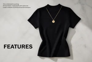 Detail van een gelaagde gouden ketting op zwarte ribstof met elegante texturen