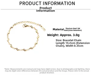 Vue détaillée du bracelet en acier titane plaqué or 18K avec maillons ondulés et fermoir