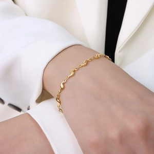 Bracelet vague en acier titane plaqué or 18K de style vintage français