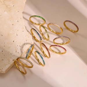 Set di anelli eternity in acciaio inossidabile placcato oro 18K con zirconi colorati