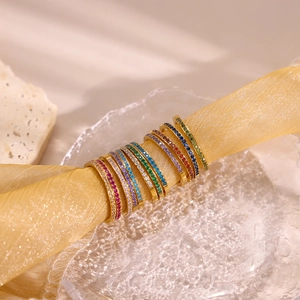 Anelli eternity arcobaleno con micro-pavé di cristalli in acciaio placcato oro 18K