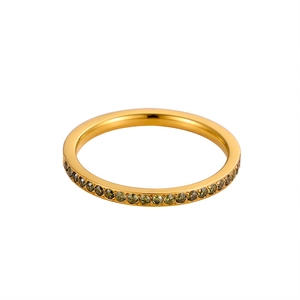 Dettaglio dell'anello placcato oro 18K con una fila di zirconi color verde oliva