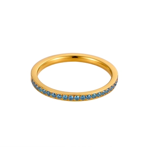 Dettaglio dell'anello placcato oro 18K con zirconi azzurri incastonati in micro pavé