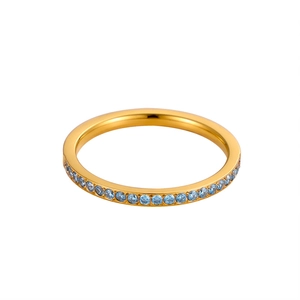 Dettaglio dell'anello placcato oro 18K con pavé di pietre di zircone blu chiaro lucido