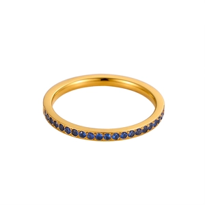 Dettaglio anello in acciaio inossidabile placcato oro 18K con zirconi blu