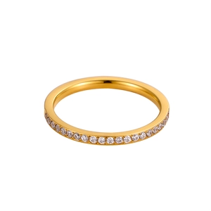 Dettaglio macro dell'anello eternity dorato con pietre di zirconi bianchi in micro-pavé