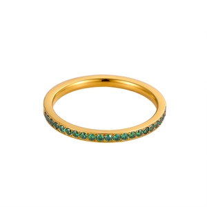 Dettaglio dell'anello in acciaio placcato oro 18K con micro-pavé di zirconi verdi