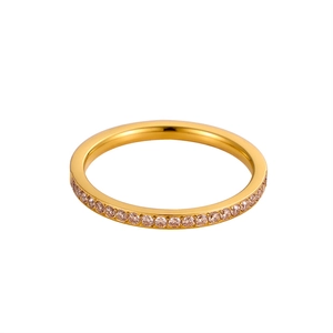 Dettaglio macro dell'anello placcato oro 18K con pavé di zirconi rosa microset