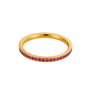 Dettaglio dell'anello eternity placcato oro 18K con micro zirconi rosa incastonati