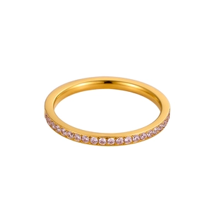 Dettaglio anello in acciaio inossidabile placcato oro 18K con zirconi viola micro-pavé