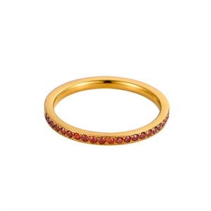 Dettaglio macro di anello placcato oro 18K con micro-pavé di zirconi arancioni