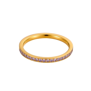 Dettaglio anello in acciaio placcato oro 18K con zirconi viola micro-incastonati