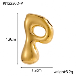 Macro detail of puffy letter P pendant with size 1.9x1.2cm and weight 3.2g dimensions