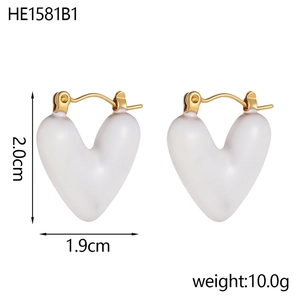 Dettaglio orecchini a cuore placcati oro 18K con misure di 2,0cm x 1,9cm e peso 10,0g