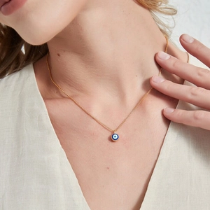Collana con ciondolo occhio del diavolo in acciaio inossidabile placcato oro su una modella