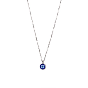 Macro di una collana con pendente occhio del diavolo argentata e smalto blu a strati
