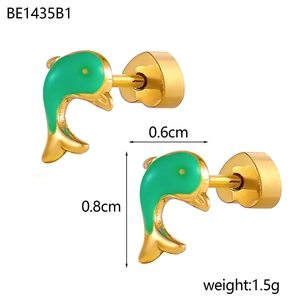 Vue détaillée des boucles d'oreilles dauphin dorées avec émail vert et fermoirs cœur