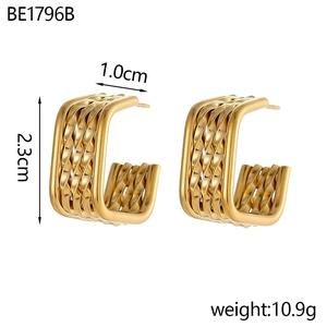 Detailed view of U-shaped gold earrings with braided texture showing dimensions and weight