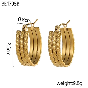 Detail view of gold C-shaped earrings with braided texture and 2.5cm height dimension