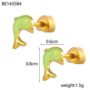 Détails des boucles d'oreilles dauphin plaquées or 18K avec émail vert et cœur