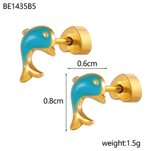 Gros plan de boucles d'oreilles dauphin en émail bleu et plaqué or avec dimensions