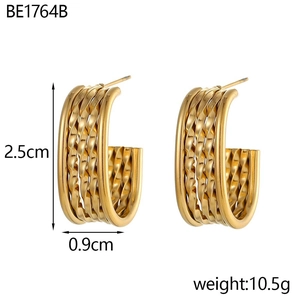 Detailed view of 18K gold plated C-shaped wheat ear earrings with dimensions 2.5cm by 0.9cm