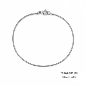 Minimalistische zilveren roestvrijstalen slangenketting armband met karabijnsluiting op wit