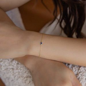 18K vergoldetes Edelstahlarmband mit rechteckigem blauem Zirkonia-Edelstein